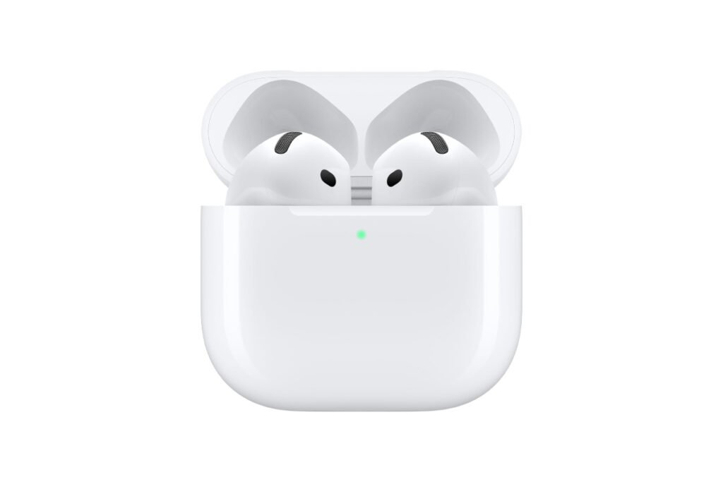 Apple AirPods 4 en su estuche de carga con conexión USB-C
