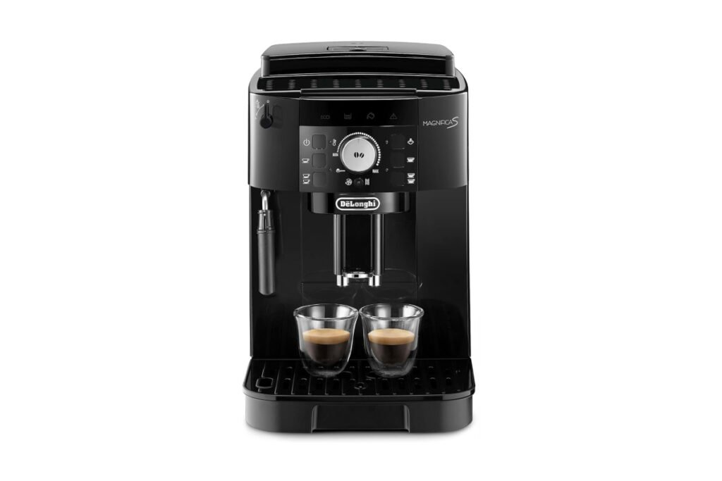 Cafetera superautomática DeLonghi Magnifica S ECAM11.112.B con dos tazas de café espresso servidas