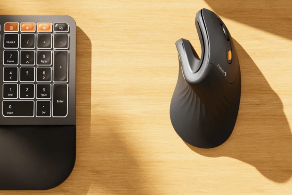 Vista superior del ratón vertical ergonómico ProtoArc EM11 junto a teclado curvado.