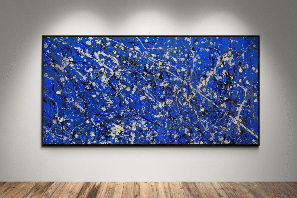 Obra de arte azul estilo Jackson Pollock colgada en una pared blanca, con iluminación de galería y suelo de madera. Producto deseado
