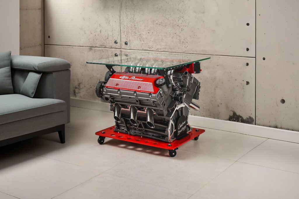 Mesa de centro hecha con motor Alfa Romeo V6 en salón moderno, diseño industrial y cristal templado