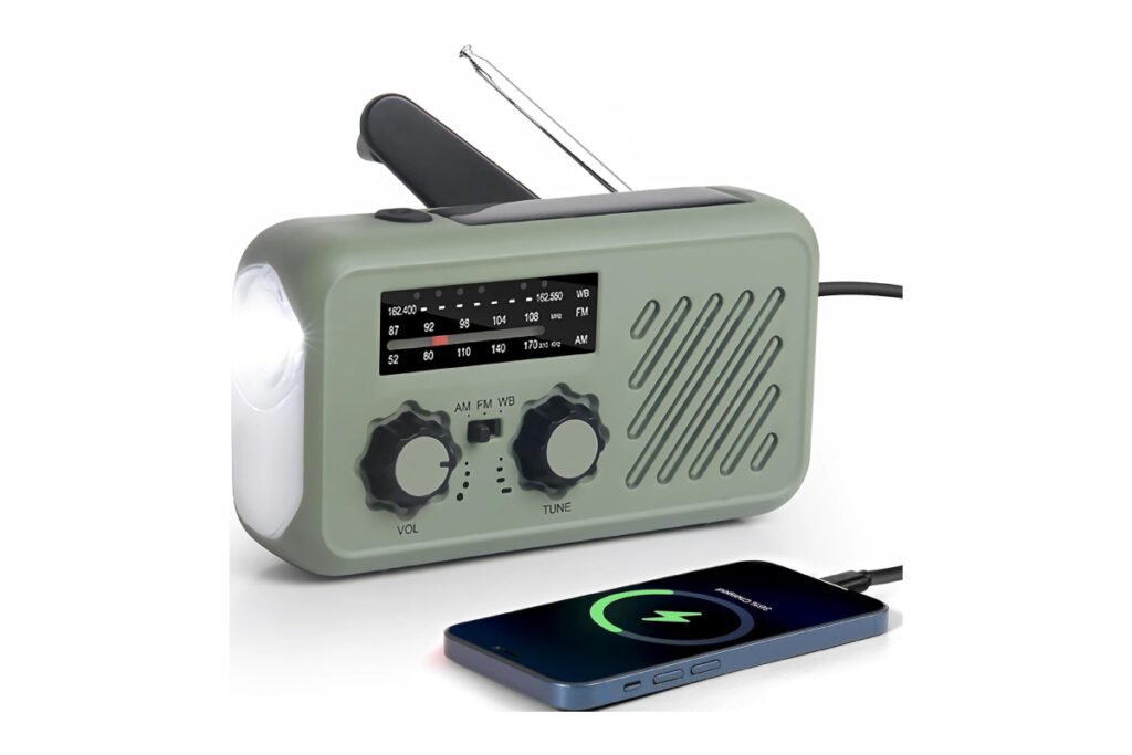 Radio de emergencia portátil con luz LED, antena extensible, dial analógico y carga por manivela, USB y solar.