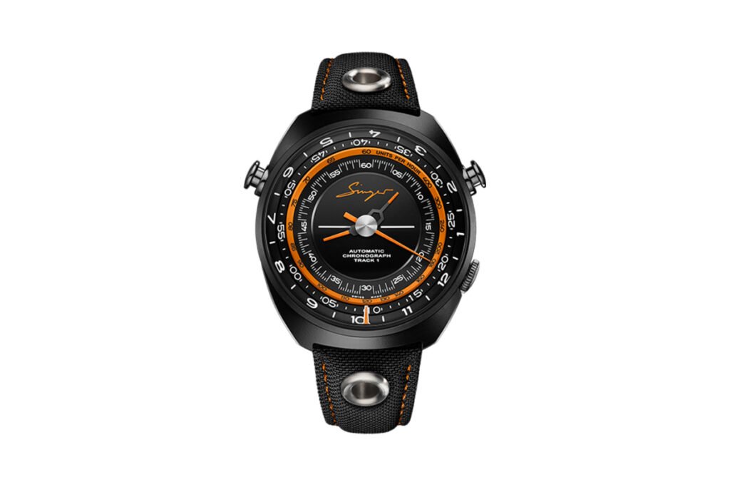 Reloj Singer Reimagined Track1 Hong Kong Edition visto de frente, con correa negra técnica, detalles naranjas y caja de cerámica-aluminio mate