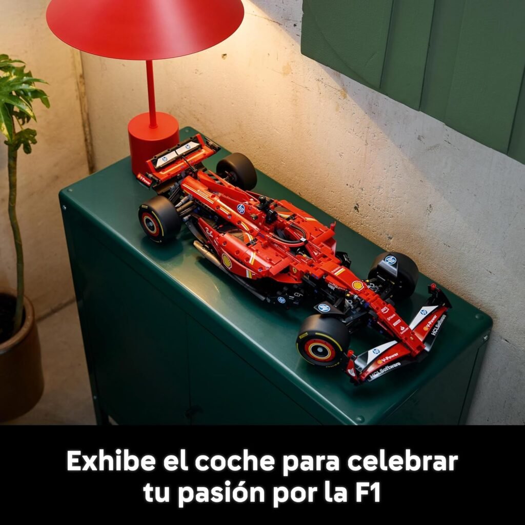 Coche LEGO Ferrari SF-24 F1 expuesto sobre mesa verde bajo lámpara, ideal para coleccionistas y fans de la F1