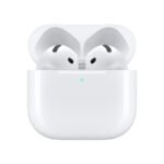 Apple AirPods 4 en su estuche de carga con conexión USB-C