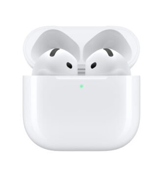 Apple AirPods 4 en su estuche de carga con conexión USB-C