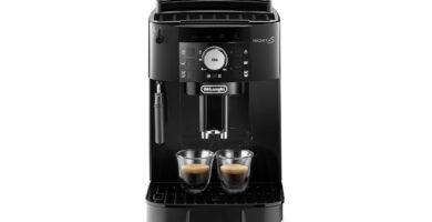 Cafetera superautomática DeLonghi Magnifica S ECAM11.112.B con dos tazas de café espresso servidas