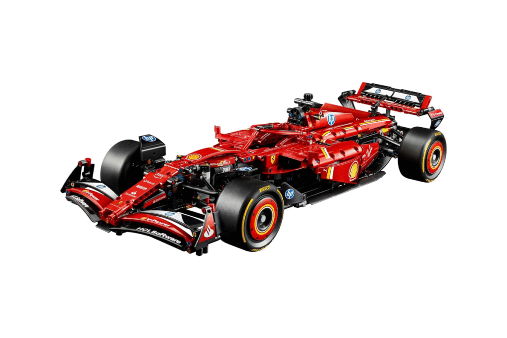 Vista completa del LEGO Technic Ferrari SF-24 F1 sobre fondo blanco, fiel al diseño del coche de carreras real