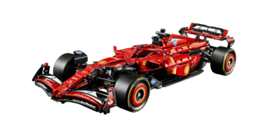 Vista completa del LEGO Technic Ferrari SF-24 F1 sobre fondo blanco, fiel al diseño del coche de carreras real