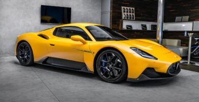 Maserati MC20 amarillo en exposición, lateral completo con llantas negras y carrocería aerodinámica.