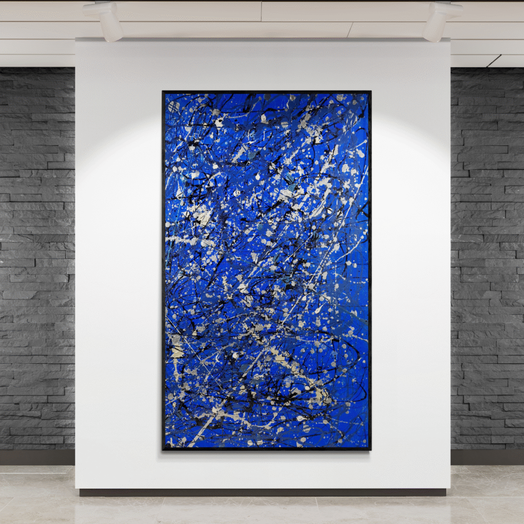 Pintura abstracta azul con salpicaduras blancas y negras expuesta en galería con pared de piedra gris