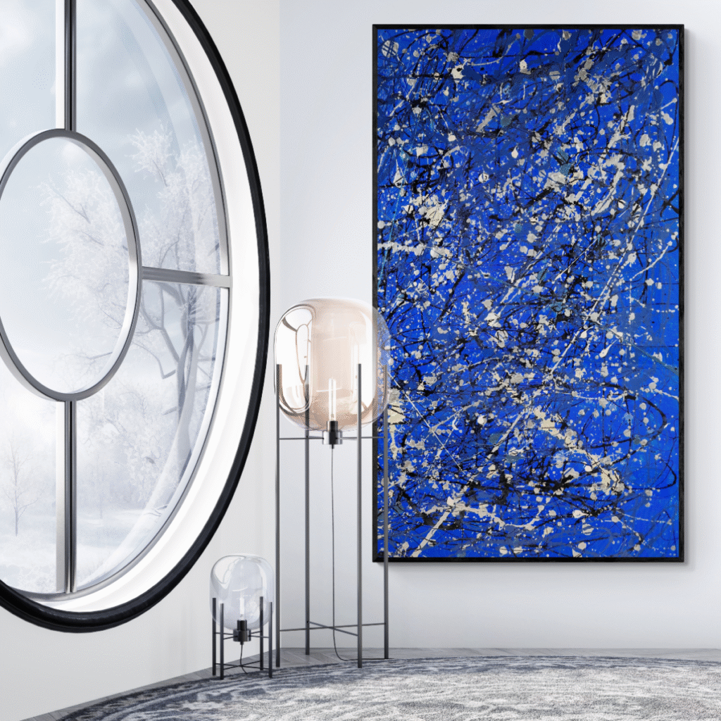 Cuadro abstracto azul vertical en salón moderno junto a ventana circular y lámparas de diseño
