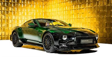 Vista frontal en ángulo del Aston Martin Valour – superdeportivo de colección