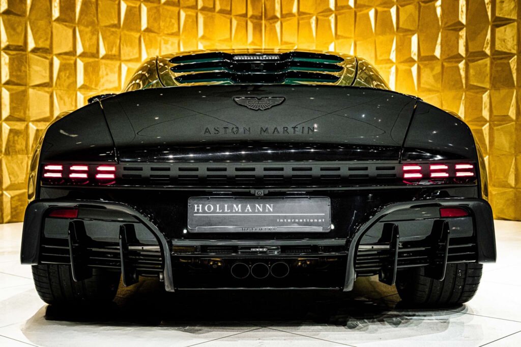 Parte trasera del Aston Martin Valour – diseño agresivo con triple escape central