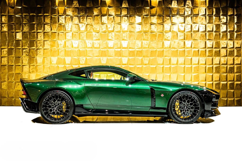 Vista lateral del Aston Martin Valour en verde británico sobre fondo dorado – Edición limitada