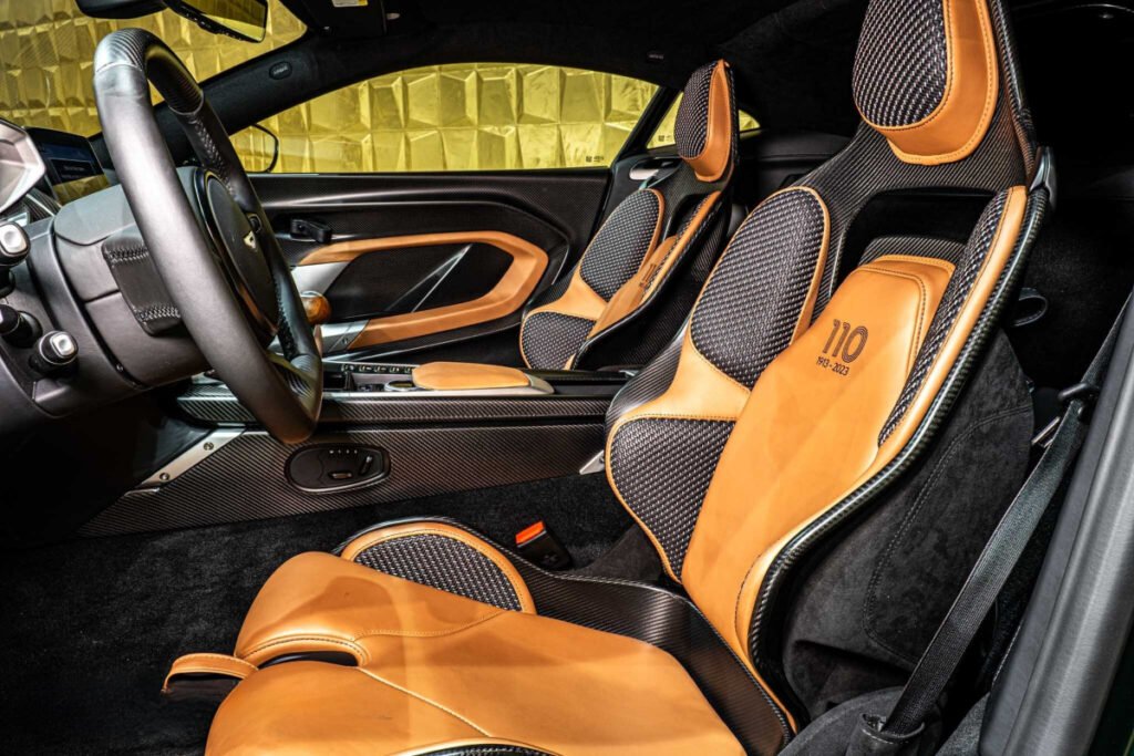 Interior exclusivo con butacas deportivas de cuero y fibra de carbono