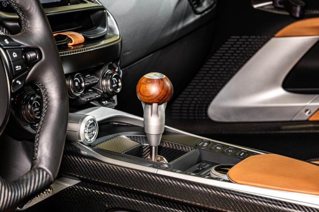 Detalle del cambio manual con pomo de madera – conducción pura