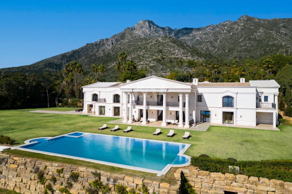 Vista diurna de Villa Bellagio en Marbella con piscina infinity y la montaña de La Concha al fondo.