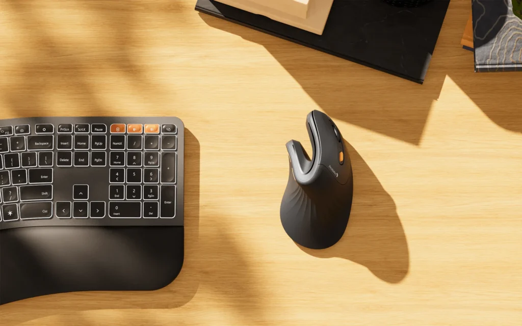 Ratón vertical ergonómico ProtoArc EM11 sobre escritorio de madera