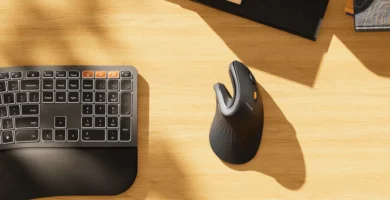 Ratón vertical ergonómico ProtoArc EM11 sobre escritorio de madera