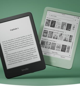 Kindle Paperwhite en color negro mostrando texto y Kindle verde mostrando la tienda Kindle, ambos sobre fondo verde.