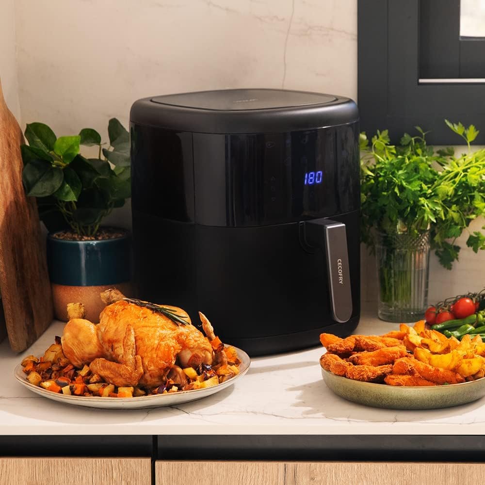 Freidora de aire Cecotec Cecofry Advance 5000 sobre encimera con platos de pollo asado y patatas preparadas