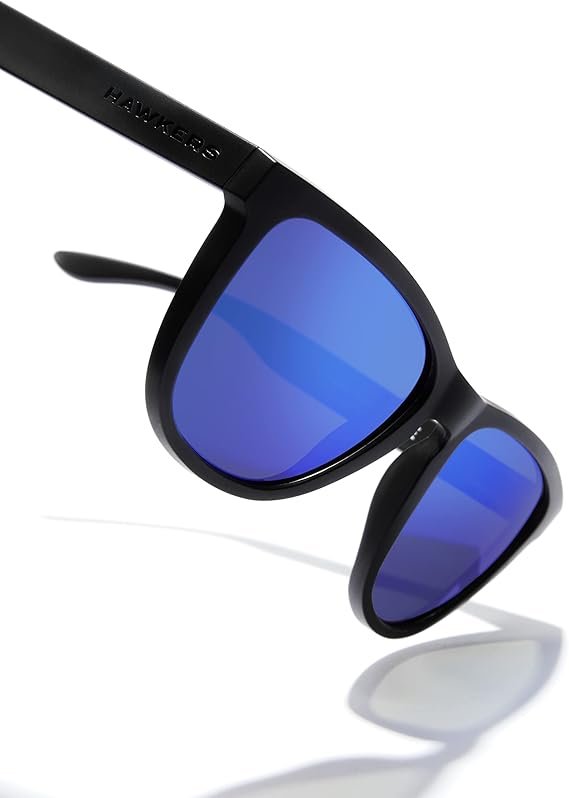 Vista en ángulo de las Hawkers ONE Polarized con lentes azul espejo y montura negra – LO+ | EstoEsLo+
