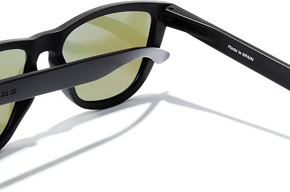 Detalle lateral de lasgafas con grabado "Made in Spain" en la patilla – LO+ | EstoEsLo+