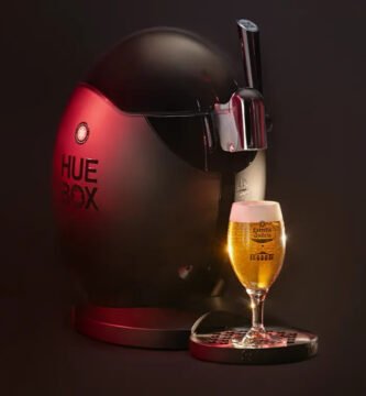 Grifo Huebox con diseño esférico negro tirando una cerveza Estrella Galicia bajo una luz tenue y elegante