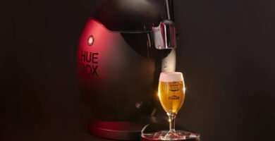 Grifo Huebox con diseño esférico negro tirando una cerveza Estrella Galicia bajo una luz tenue y elegante