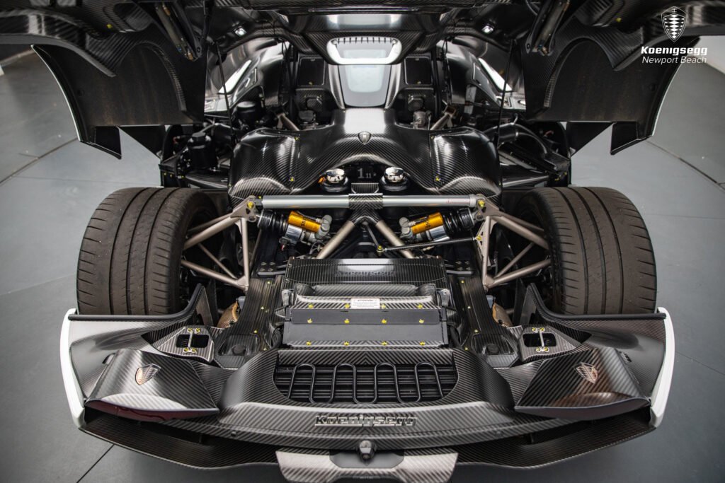 Vista del sistema de suspensión trasera y componentes del motor híbrido del Regera, con estructura en carbono y amortiguadores visibles.