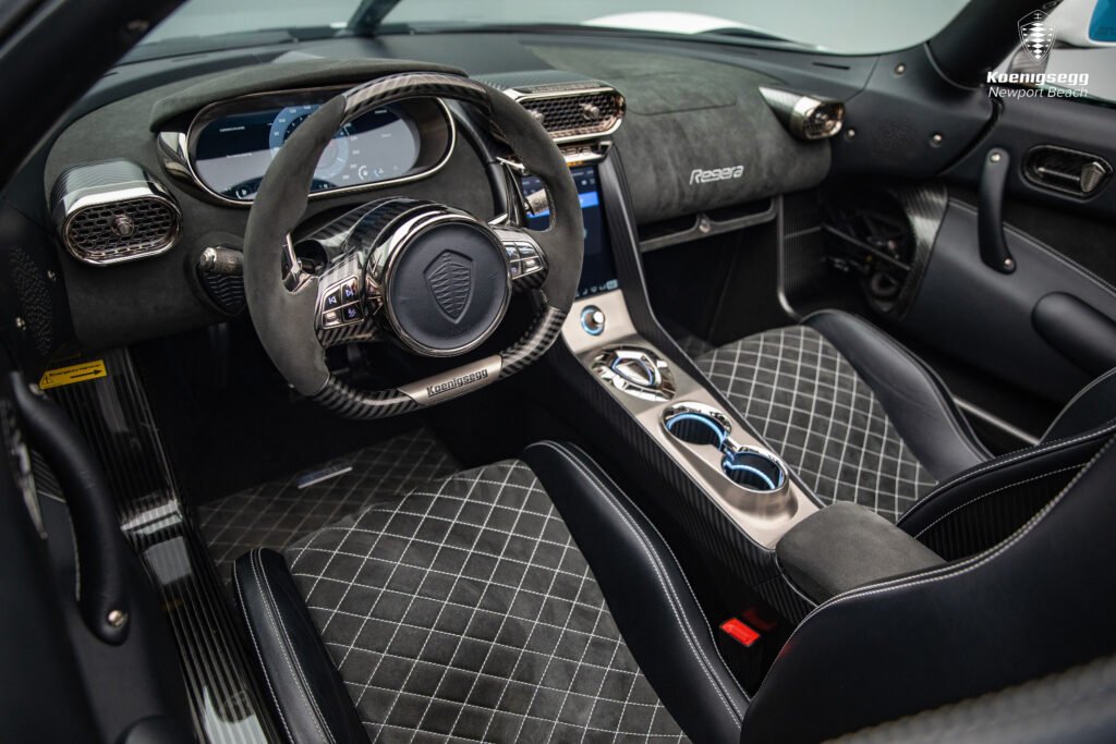 Interior del Koenigsegg Regera 2019 con volante en fibra de carbono, pantalla central y acabados en cuero y alcántara con costuras en rombo