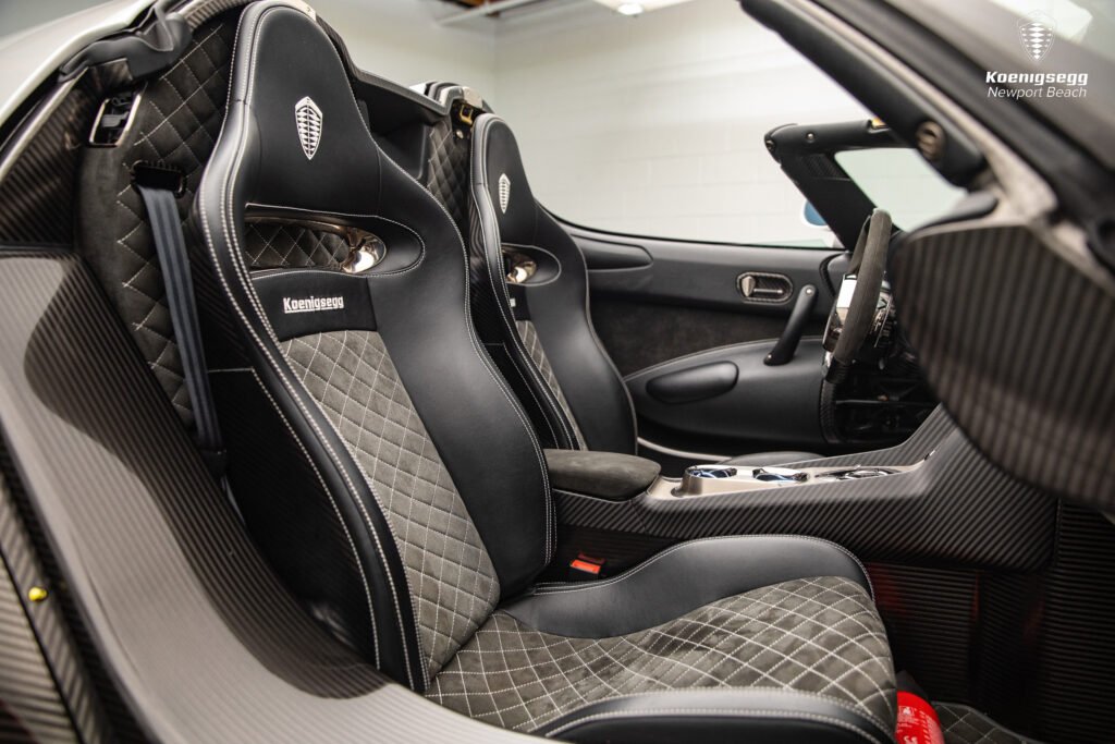 Detalle de los asientos deportivos en cuero y alcántara del Regera, con el logotipo de Koenigsegg bordado y diseño tipo bucket.