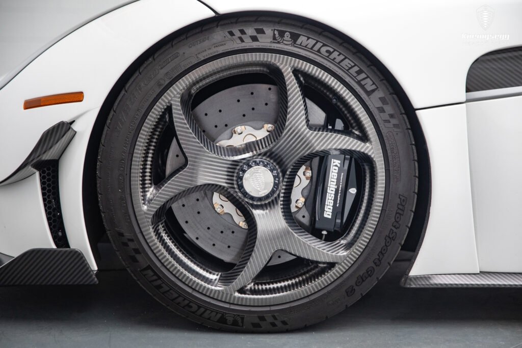 Primer plano de la llanta de fibra de carbono con freno cerámico firmado por Koenigsegg y neumático Michelin Pilot Sport Cup 2