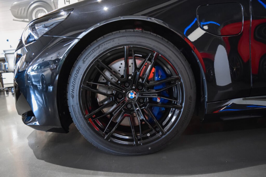 Detalle de la llanta y el freno de alto rendimiento del BMW M5, con neumático Hankook y pinzas M.