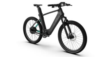 Vista lateral de la bicicleta eléctrica premium Rallye Edition 250 con diseño AMG F1 y neumáticos Pirelli Scorpion
