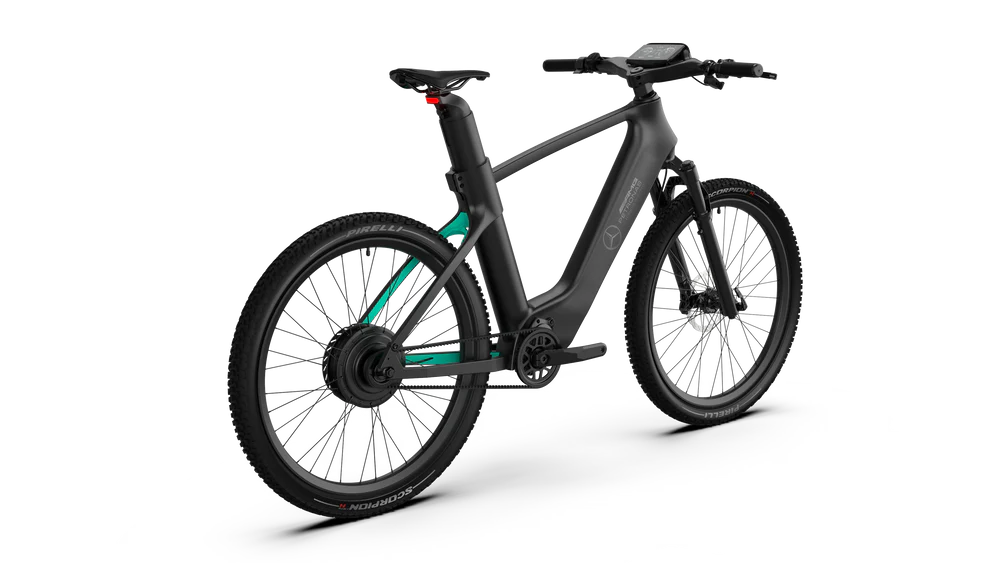 Perspectiva trasera de la bicicleta eléctrica mostrando el sistema de transmisión por correa de carbono