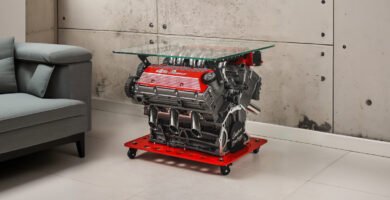 Mesa de centro hecha con motor Alfa Romeo V6 en salón moderno, diseño industrial y cristal templado