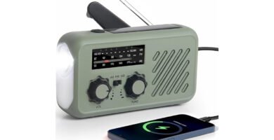 Radio de emergencia portátil con luz LED, antena extensible, dial analógico y carga por manivela, USB y solar.