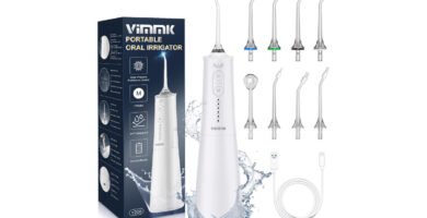 Irrigador bucal portátil Vimmk con caja original, cable USB-C y nueve boquillas intercambiables para limpieza dental profunda.